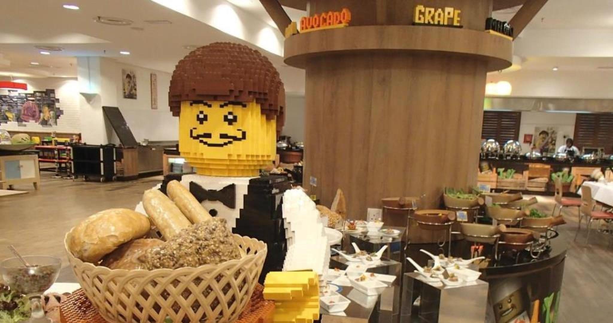 Legoland Malaysia Hotel Nusajaya  Exteriör bild A Lego Chef at the buffet