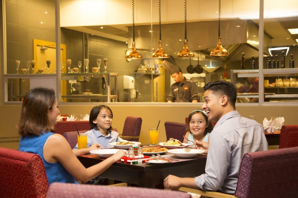 Legoland Malaysia Hotel Nusajaya  Exteriör bild Family dining at the hotel