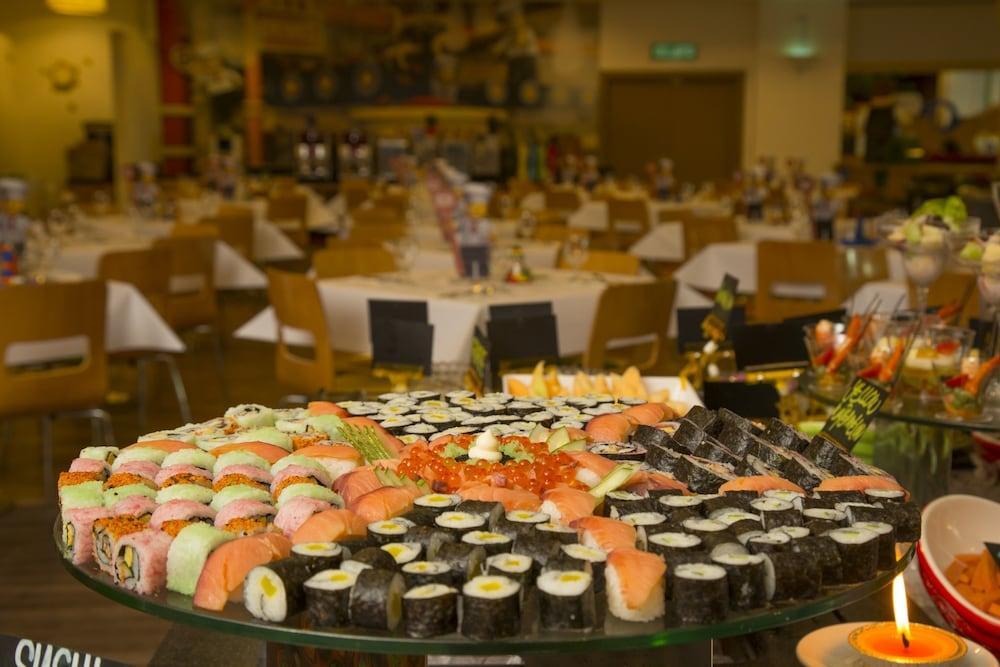 Legoland Malaysia Hotel Nusajaya  Exteriör bild Sushi at a buffet