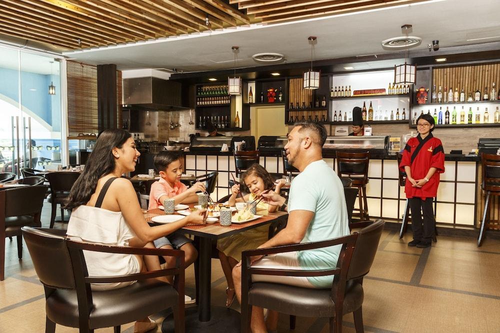 Legoland Malaysia Hotel Nusajaya  Exteriör bild Family dining at the airport